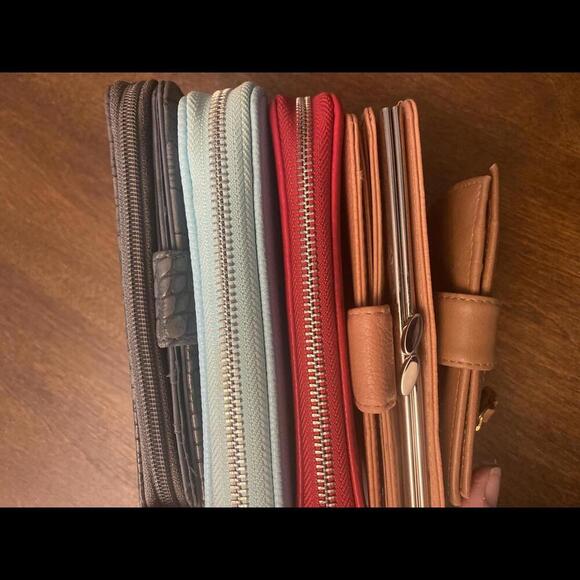 Assorted Women's Wallets - Stylish & Functional Collection - Picture 5 of 7